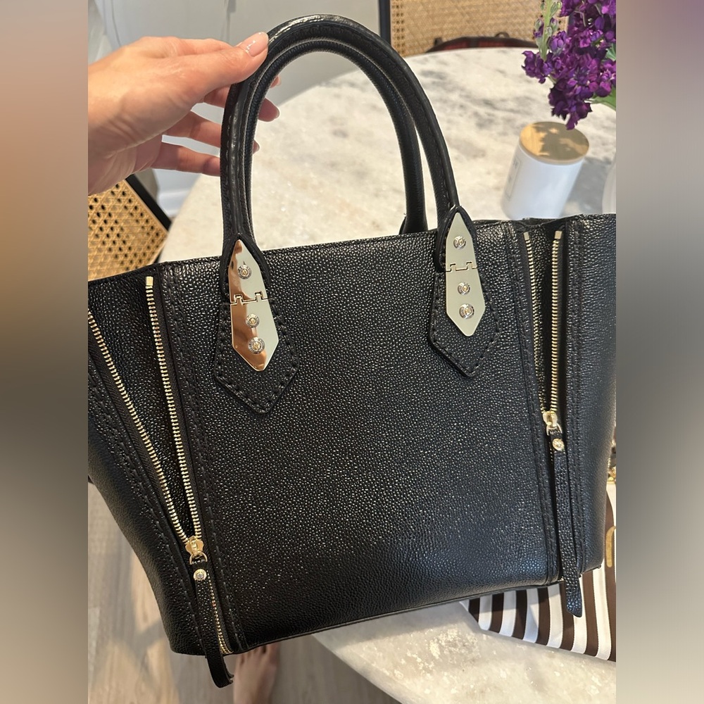 Henri Bendel Tote with Attachable Strap (with Dustbag)

Worn twice. Like New!